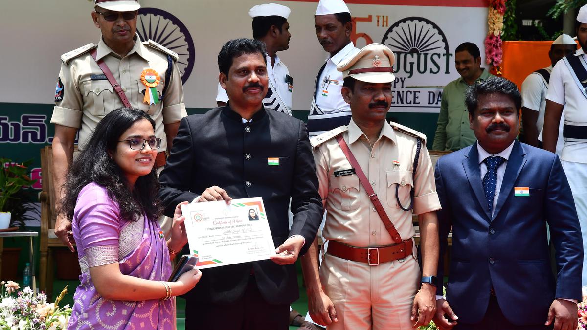 Independence Day a grand affair in NTR, Krishna districts